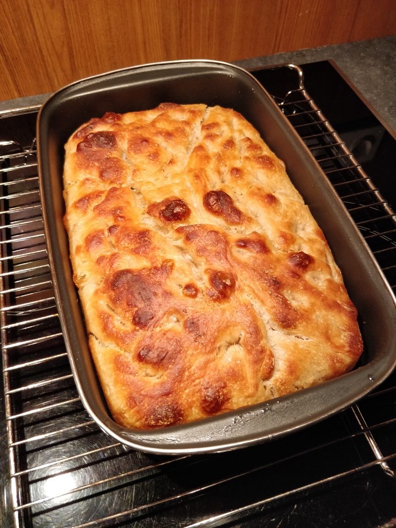 Een afgebakken focaccia brood