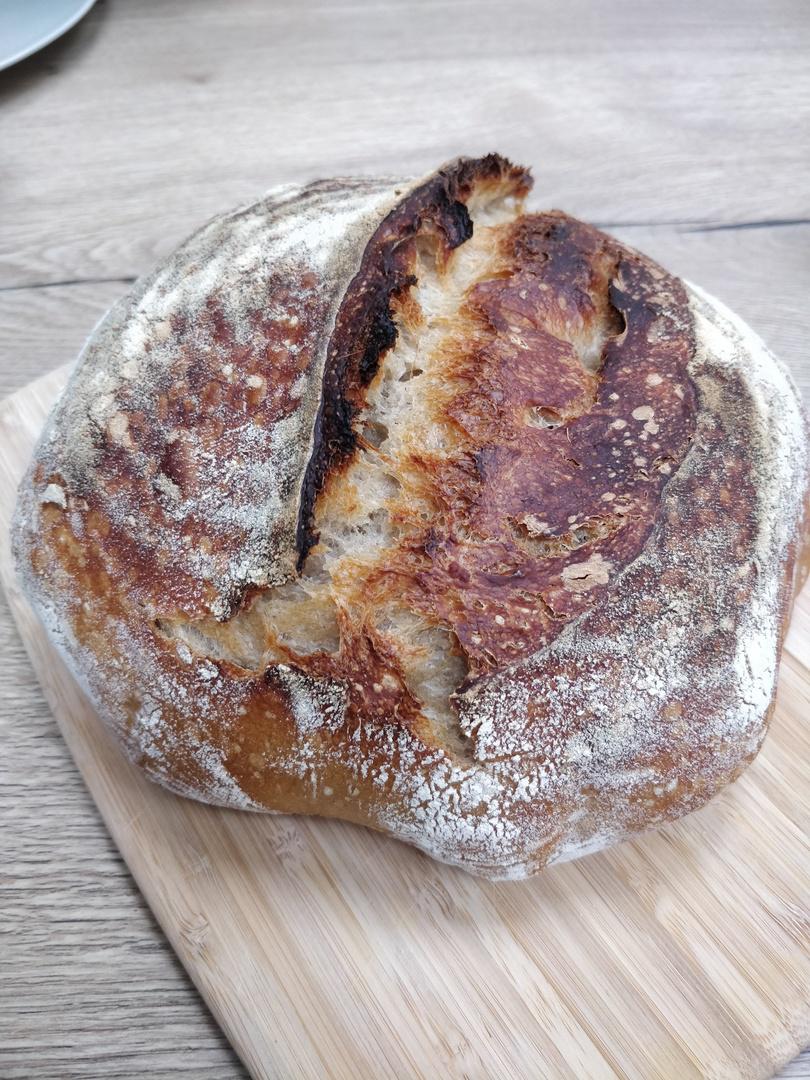Zuurdesembrood met een oor